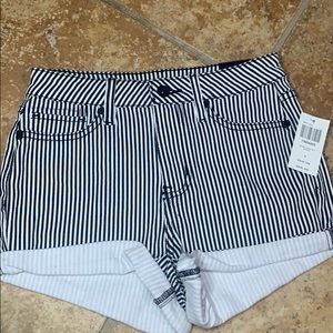 Skinny Shorts B/W Stripes